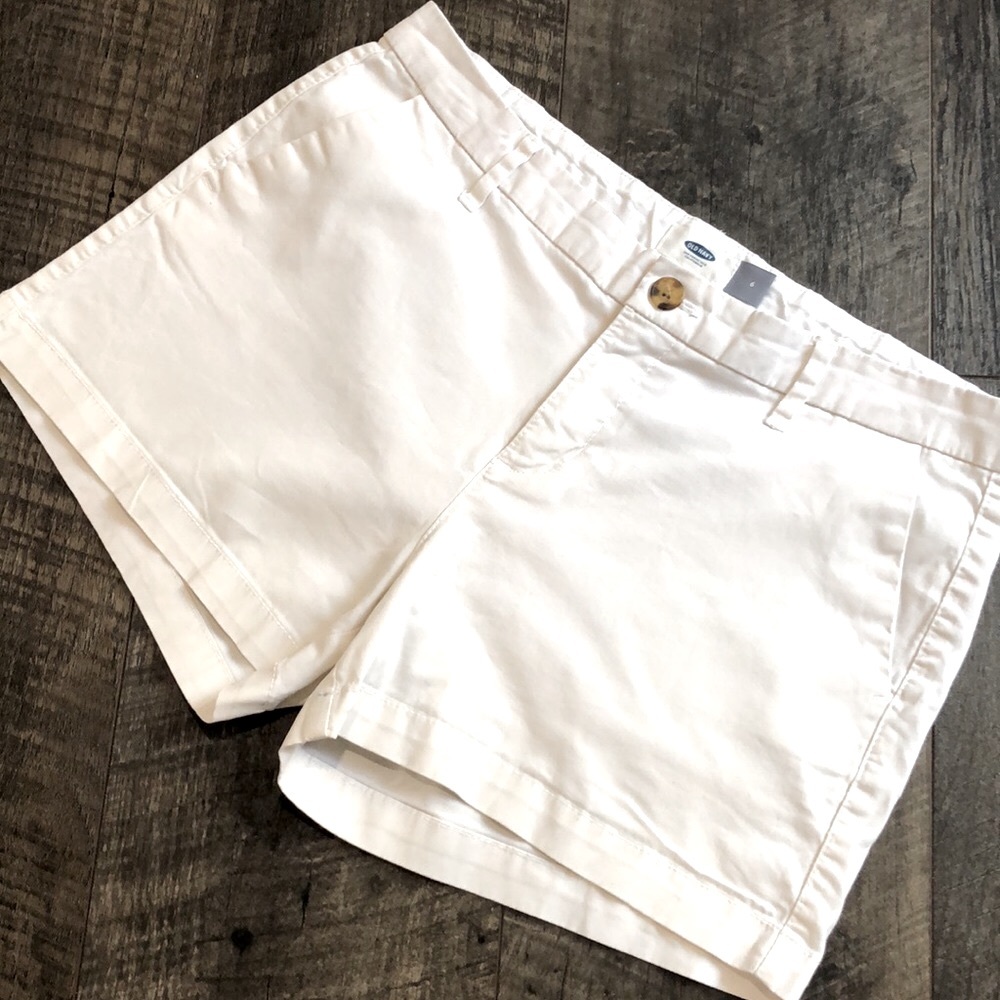 OLD NAVY 3’ WHITE SHORTS WITH POCKETS SIXE 6